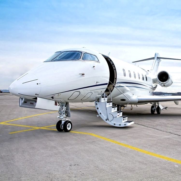 Jet privato in sosta su pista bagnata dopo un temporale, allerta meteo e voli privati